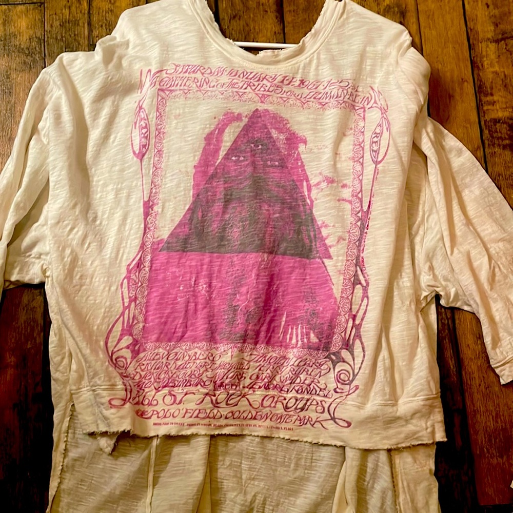 MAGNOLIA PEARL NWOT-I have 2 of these sweatshirts, so I’m selling this one. ❤️😘
